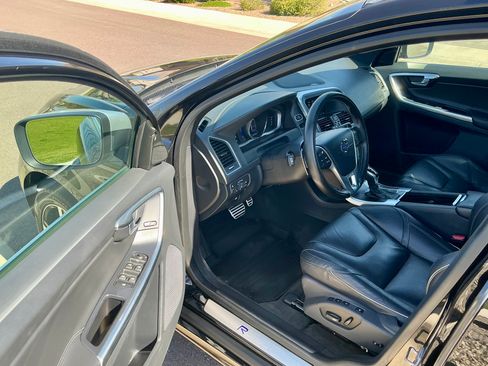 Used 2016 Volvo XC60 T6 R-Design Platinum w/ Climate Package image 11