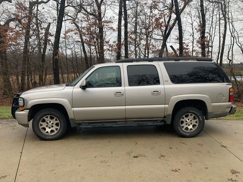 Used 2005 Chevrolet Suburban Z71 w/ Preferred Equipment Group image 1