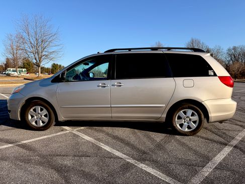 Used 2009 Toyota Sienna LE image 9