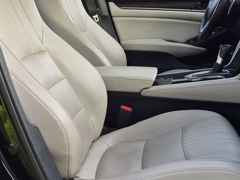 Used 2018 Honda Accord Touring image 19