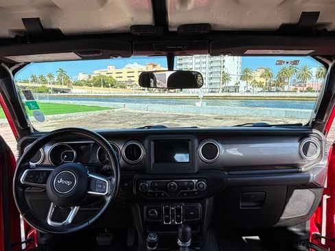 Used 2020 Jeep Wrangler Unlimited Sahara image 10