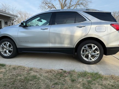 Used 2018 Chevrolet Equinox Premier image 2