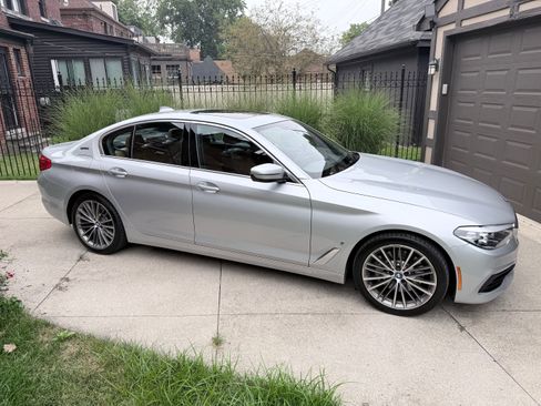 Used 2019 BMW 530e xDrive AWD/4WD image 1