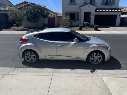 Used 2017 Hyundai Veloster image 8