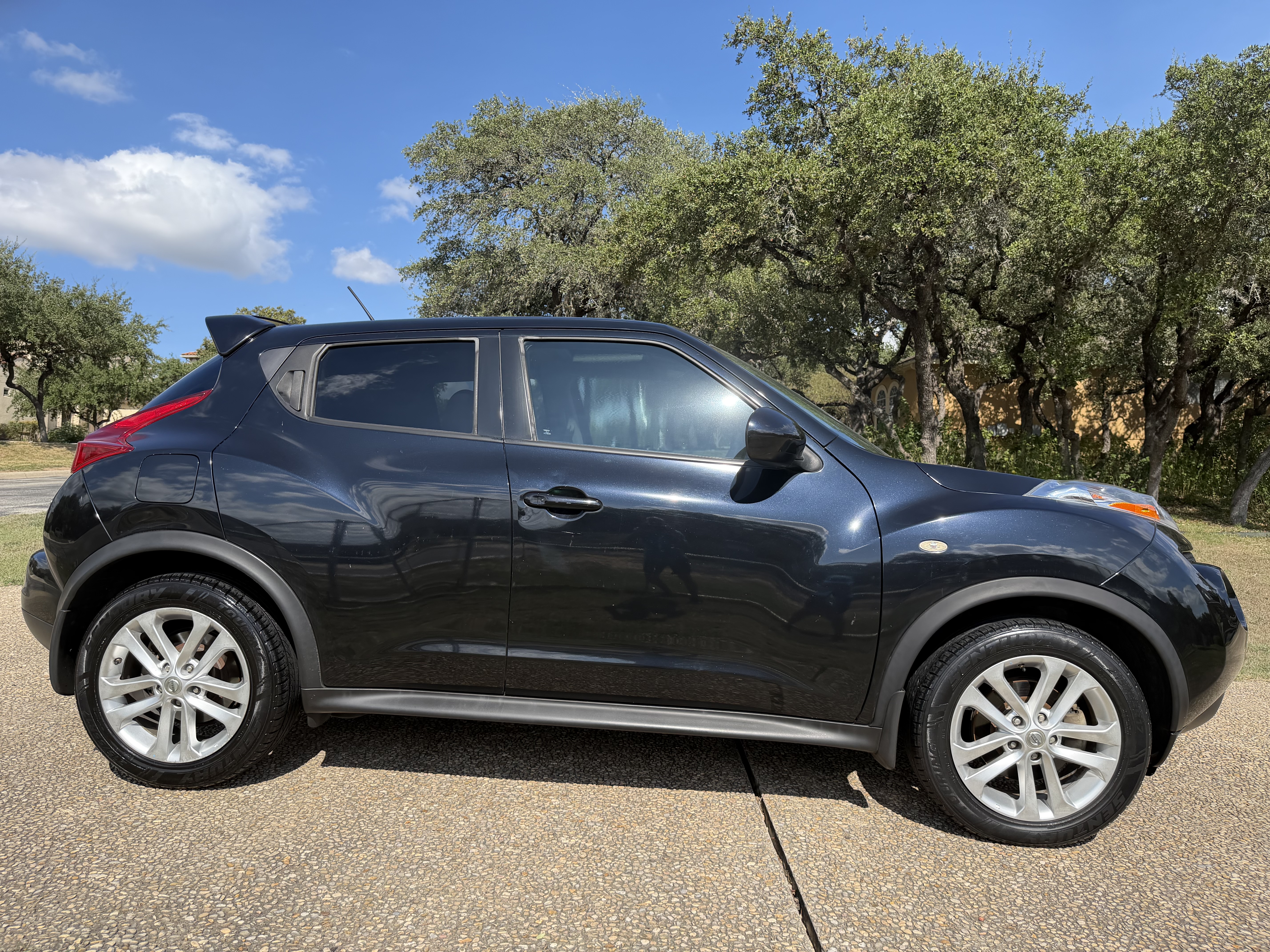 Used 2012 Nissan Juke SV AWD/4WD image 2