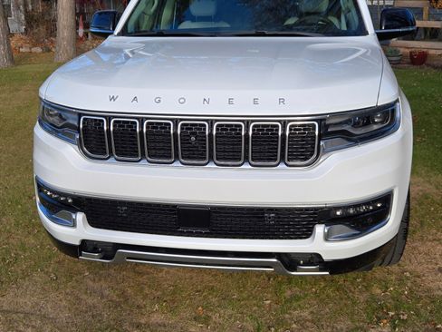 Used 2023 Jeep Wagoneer L Series III w/ Premium Group I image 1