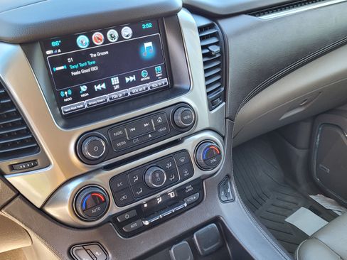 Used 2020 Chevrolet Suburban LT w/ Luxury Package image 12