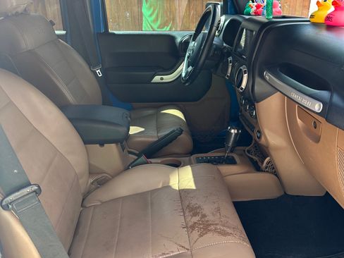 Used 2011 Jeep Wrangler Unlimited Sahara w/ Connectivity Group image 12