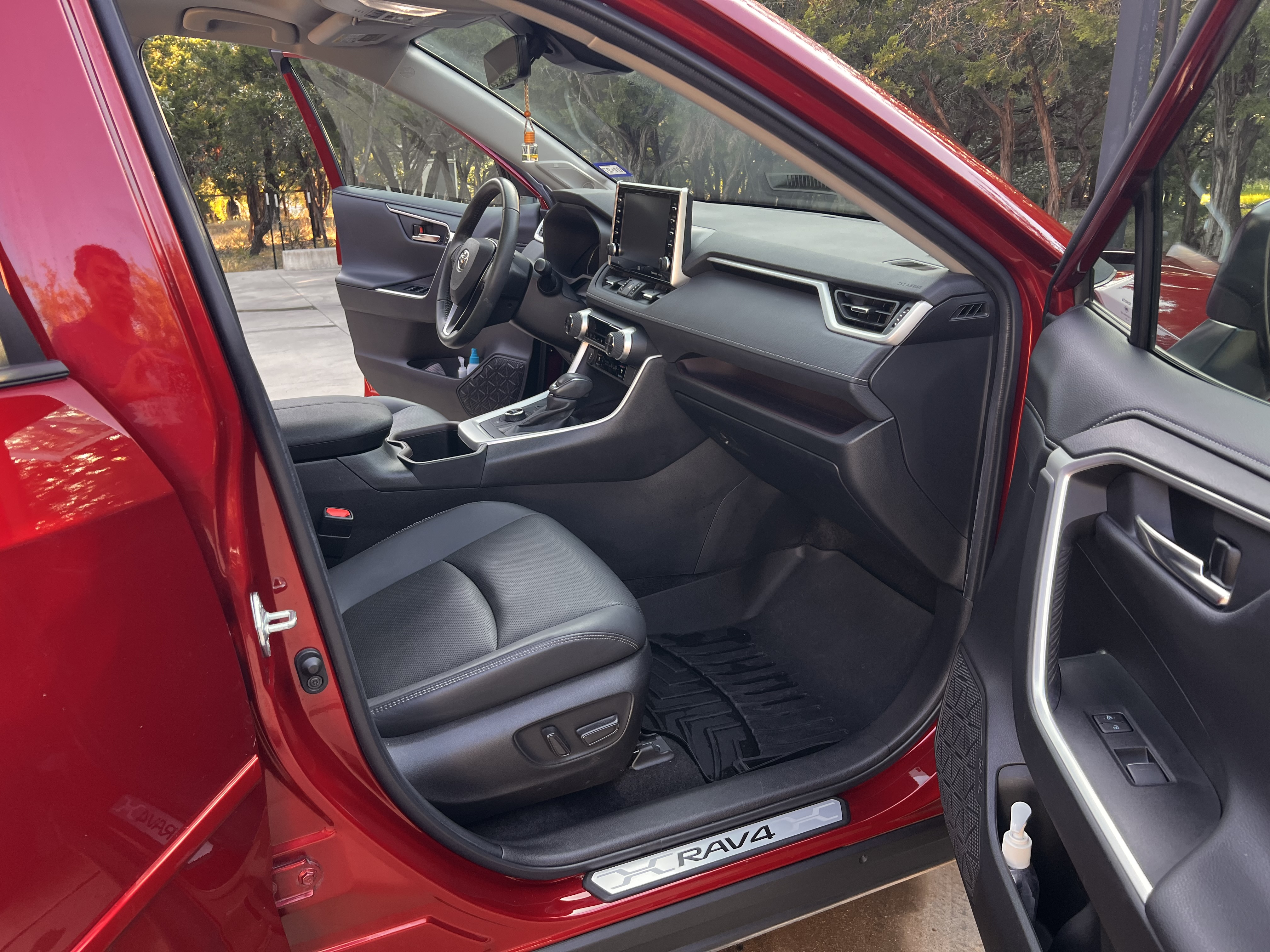 Used 2022 Toyota RAV4 Limited AWD/4WD image 5