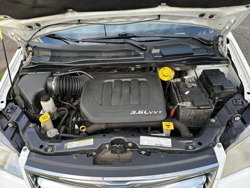 Used 2015 Chrysler Town & Country LX image 10