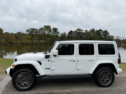 Used 2023 Jeep Wrangler Unlimited Sahara image 20
