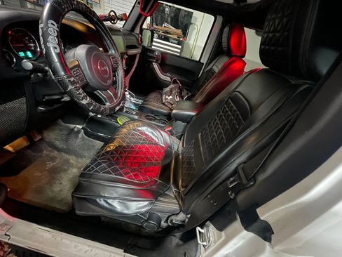 Used 2018 Jeep Wrangler Sahara w/ Connectivity Group image 8