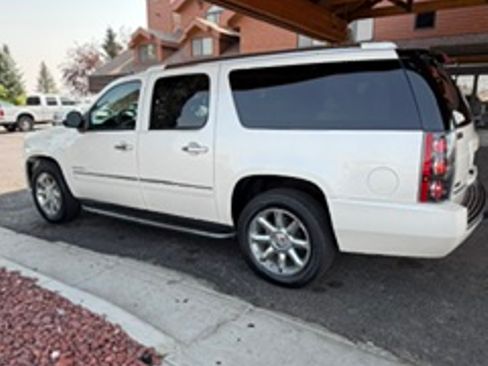 Used 2011 GMC Yukon XL Denali AWD/4WD image 2