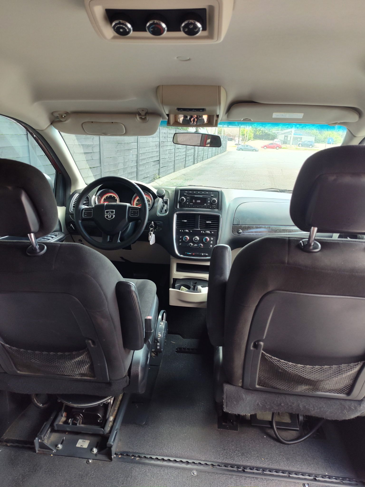 Used 2016 Dodge Grand Caravan SXT FWD image 6