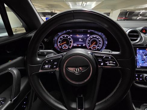 Used 2018 Bentley Bentayga Onyx Edition image 12