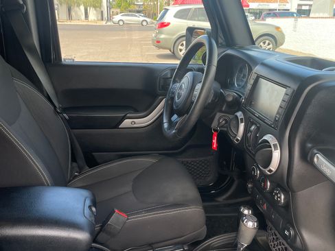 Used 2015 Jeep Wrangler Unlimited Sahara w/ Connectivity Group image 19