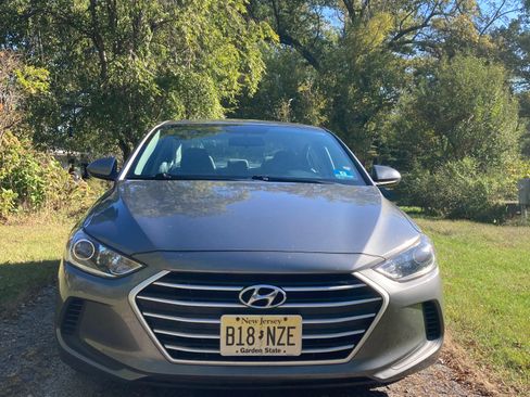 Used 2018 Hyundai Elantra SE image 2