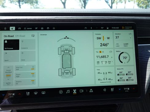 Used 2023 Rivian R1S Adventure image 30