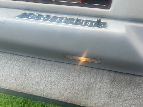 Used 1993 Cadillac Fleetwood Sedan RWD image 12