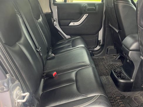 Used 2017 Jeep Wrangler Unlimited Sahara w/ Connectivity Group AWD/4WD image 16