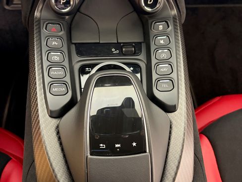 Used 2020 Aston Martin V8 Vantage Coupe image 18