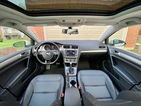 Used 2017 Volkswagen Golf SE image 20