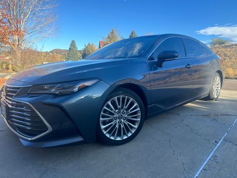 Used 2019 Toyota Avalon Limited image 1
