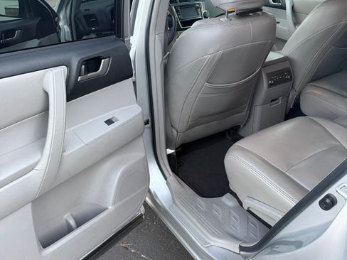 Used 2013 Toyota Highlander Plus FWD image 10
