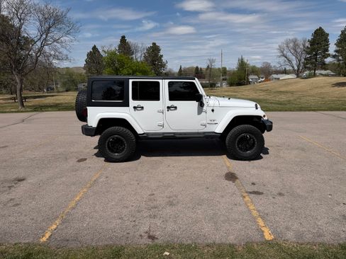 Used 2018 Jeep Wrangler Unlimited Sahara AWD/4WD image 6