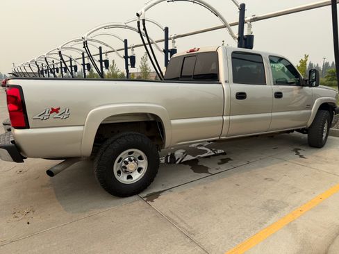 Used 2004 Chevrolet Silverado 3500 LS w/ Heavy-Duty Power Package AWD/4WD image 6