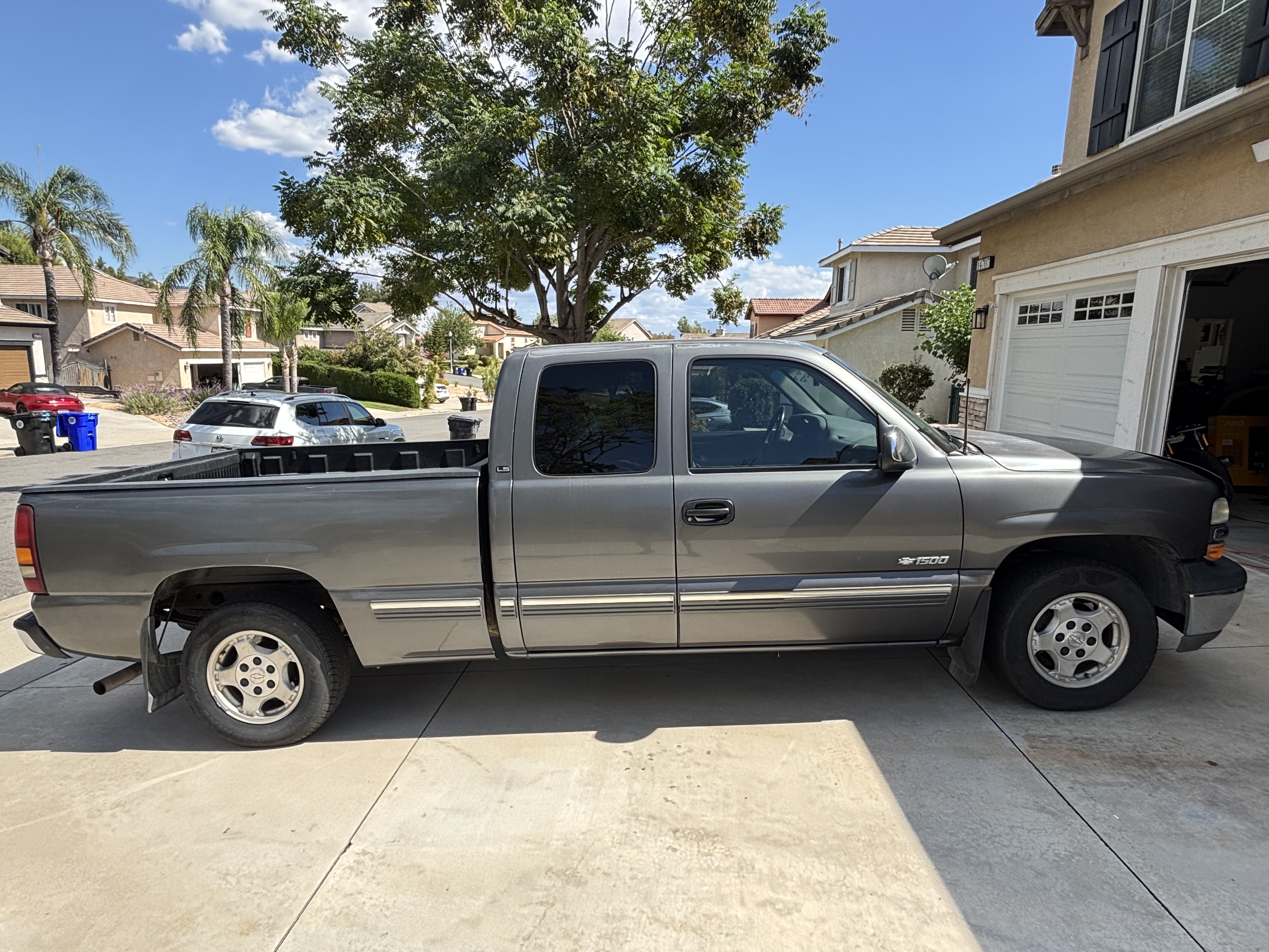 Used 2000 Chevrolet Silverado 1500 LS RWD image 1