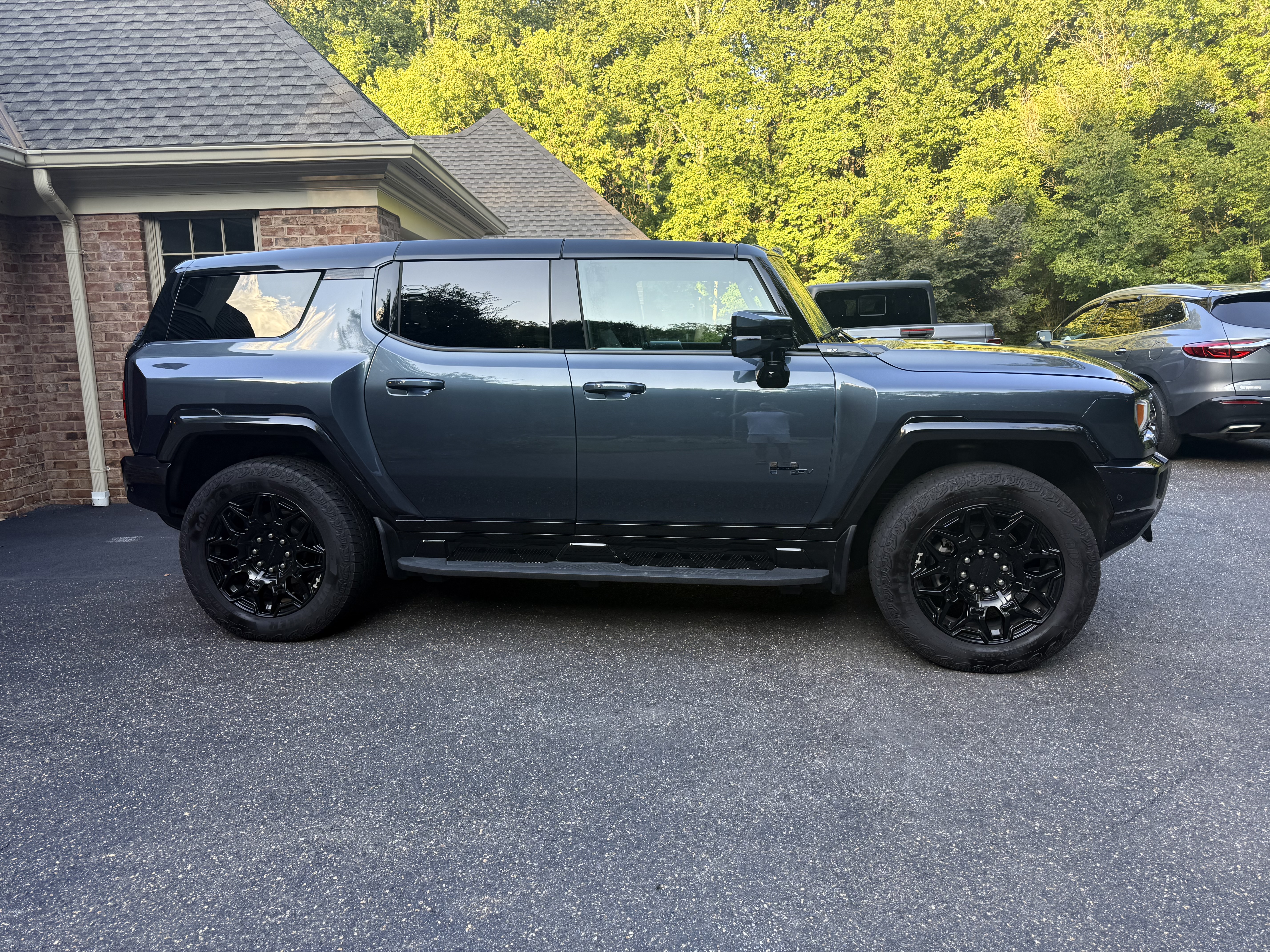 Used 2025 GMC Hummer EV 3X w/ LPO, Dark Essentials Package AWD/4WD image 9