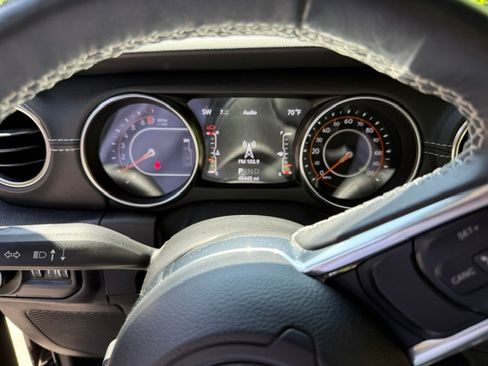 Used 2022 Jeep Wrangler Unlimited Sahara w/ LED Lighting Group AWD/4WD image 9