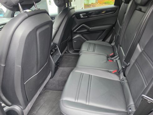 Used 2020 Porsche Cayenne AWD/4WD image 5