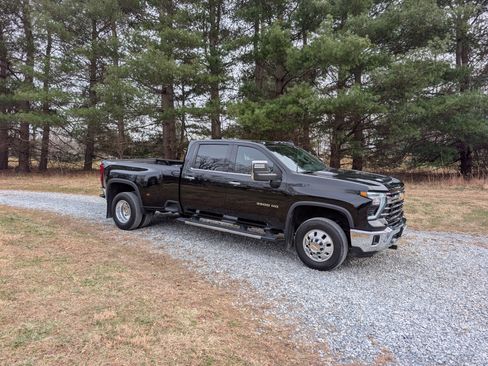 Used 2024 Chevrolet Silverado 3500 LTZ w/ LTZ Plus Package image 4