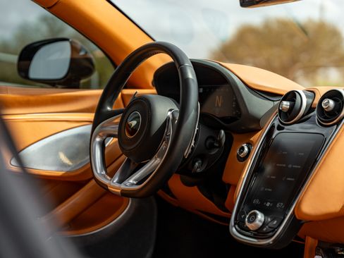 Used 2020 McLaren GT image 27