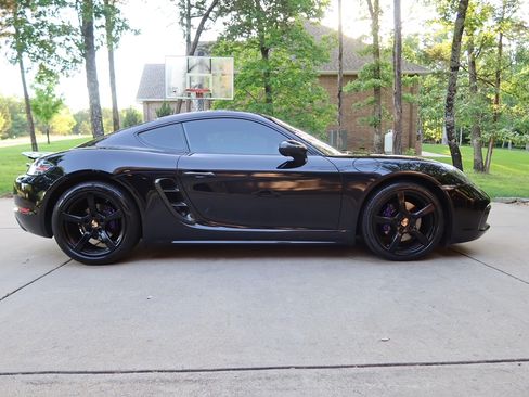 Used 2018 Porsche 718 Cayman image 2