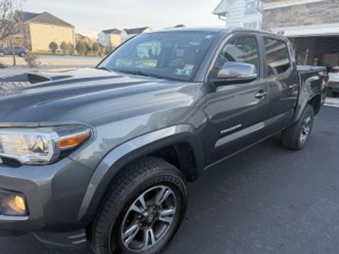 Used 2017 Toyota Tacoma TRD Off-Road image 4