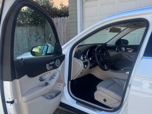 Used 2019 Mercedes-Benz GLC 300 4MATIC image 11