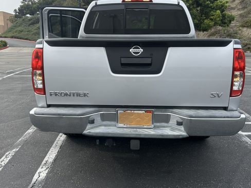 Used 2016 Nissan Frontier SV image 2