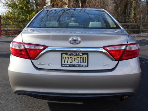 Used 2015 Toyota Camry LE image 8