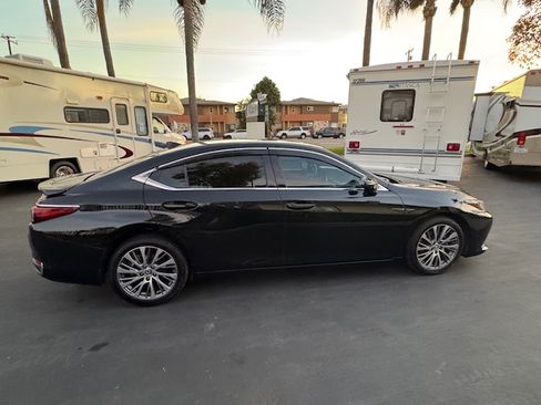 Used 2021 Lexus ES 300h w/ Premium Package image 10