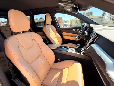 Used 2018 Volvo XC60 T6 Momentum w/ Convenience Package image 8