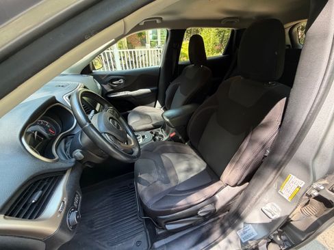 Used 2016 Jeep Cherokee Latitude AWD/4WD image 8