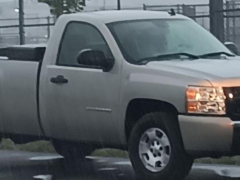 Used 2007 Chevrolet Silverado 1500 W/T w/ LS Package image 2