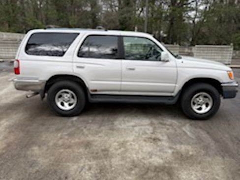 Used 2000 Toyota 4Runner SR5 image 5