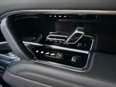 Used 2023 Land Rover Range Rover SE image 12