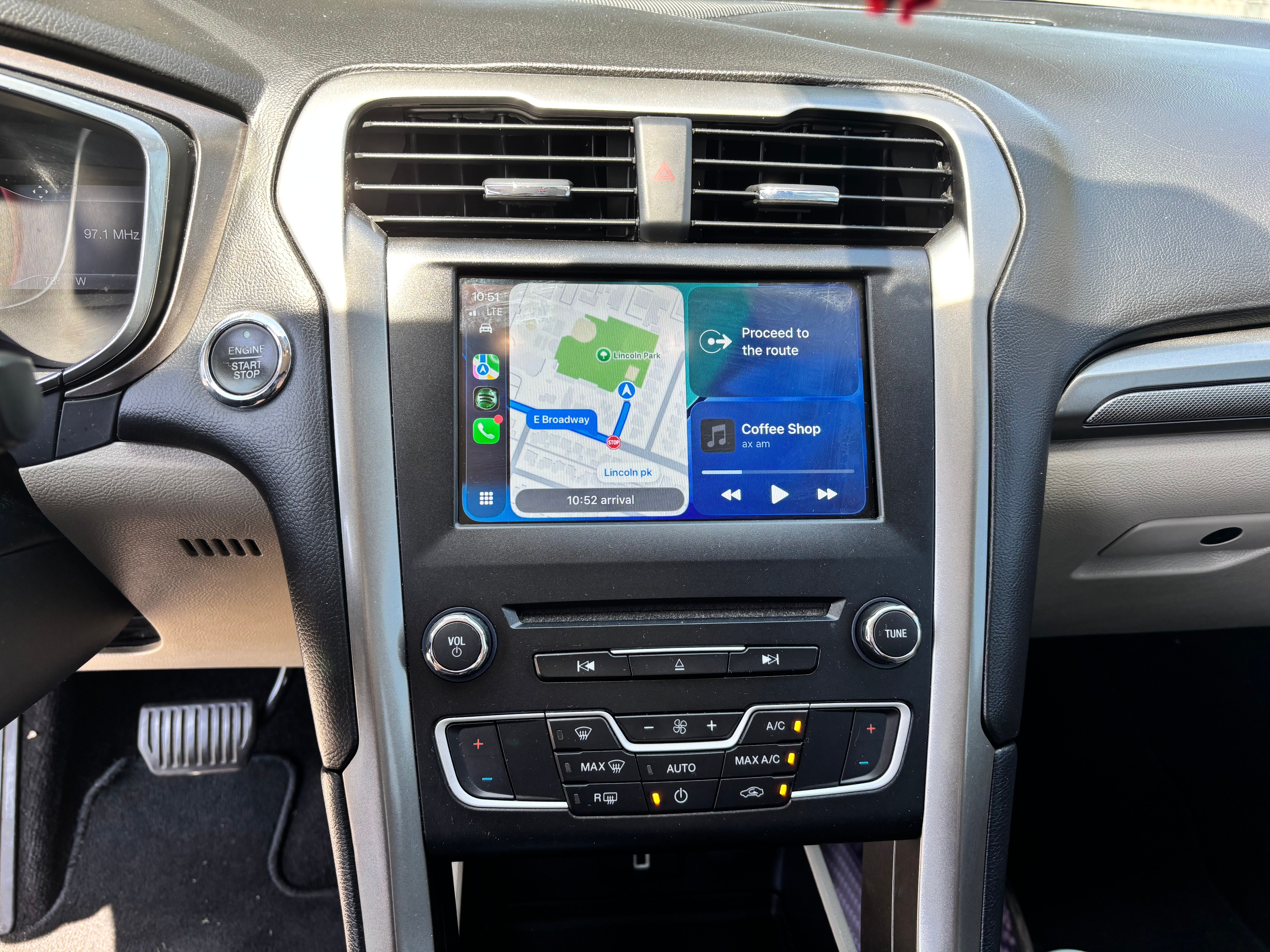 Used 2017 Ford Fusion SE w/ Fusion SE Technology Package FWD image 14