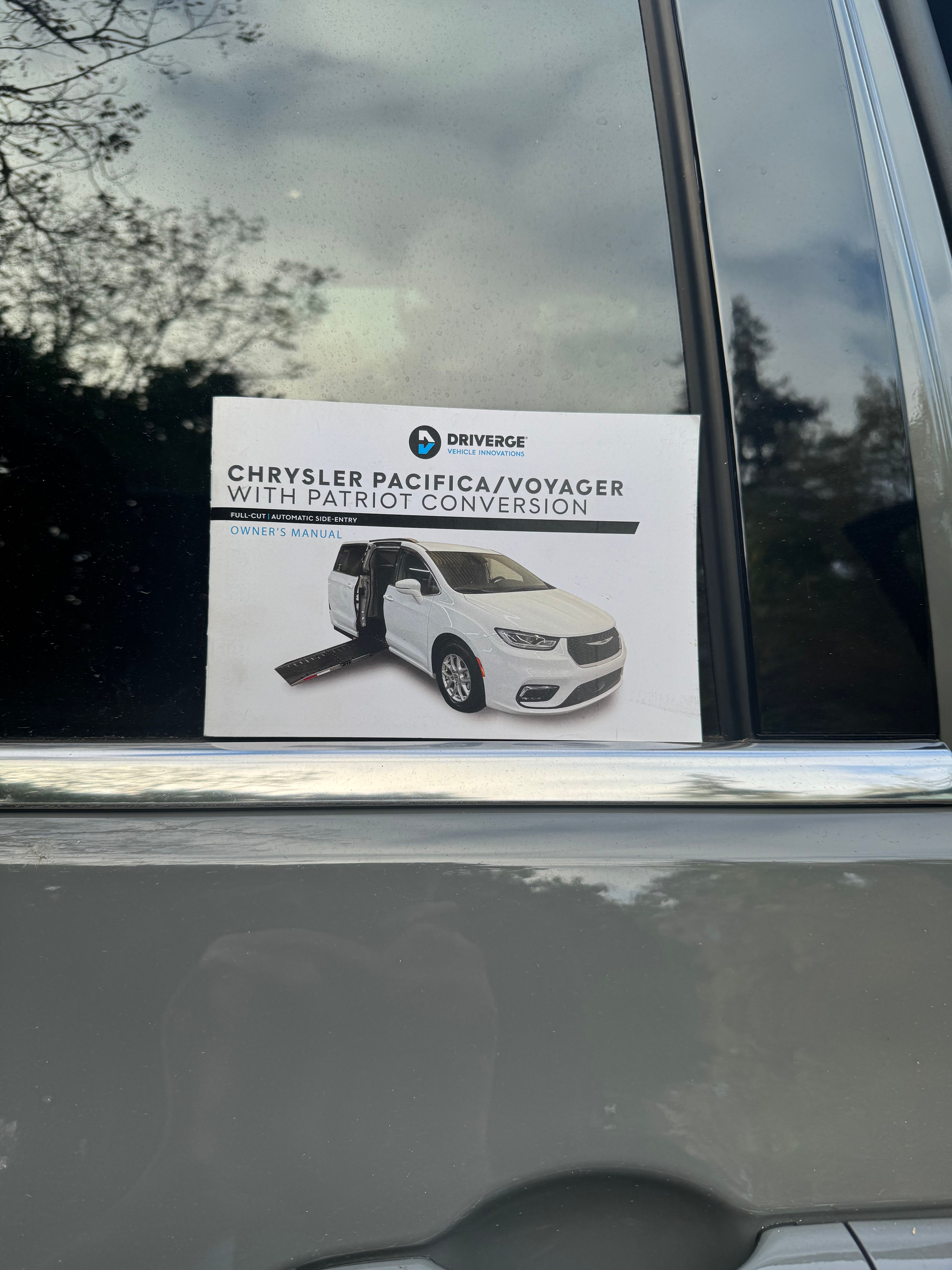 Used 2024 Chrysler Pacifica Touring FWD image 7
