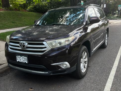Used 2012 Toyota Highlander FWD w/ Tech Pkg image 1